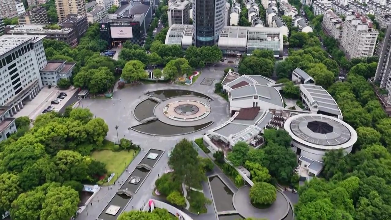 航拍浙江杭州京杭大运河拱宸桥及桥西历史文化街区视频素材画面3