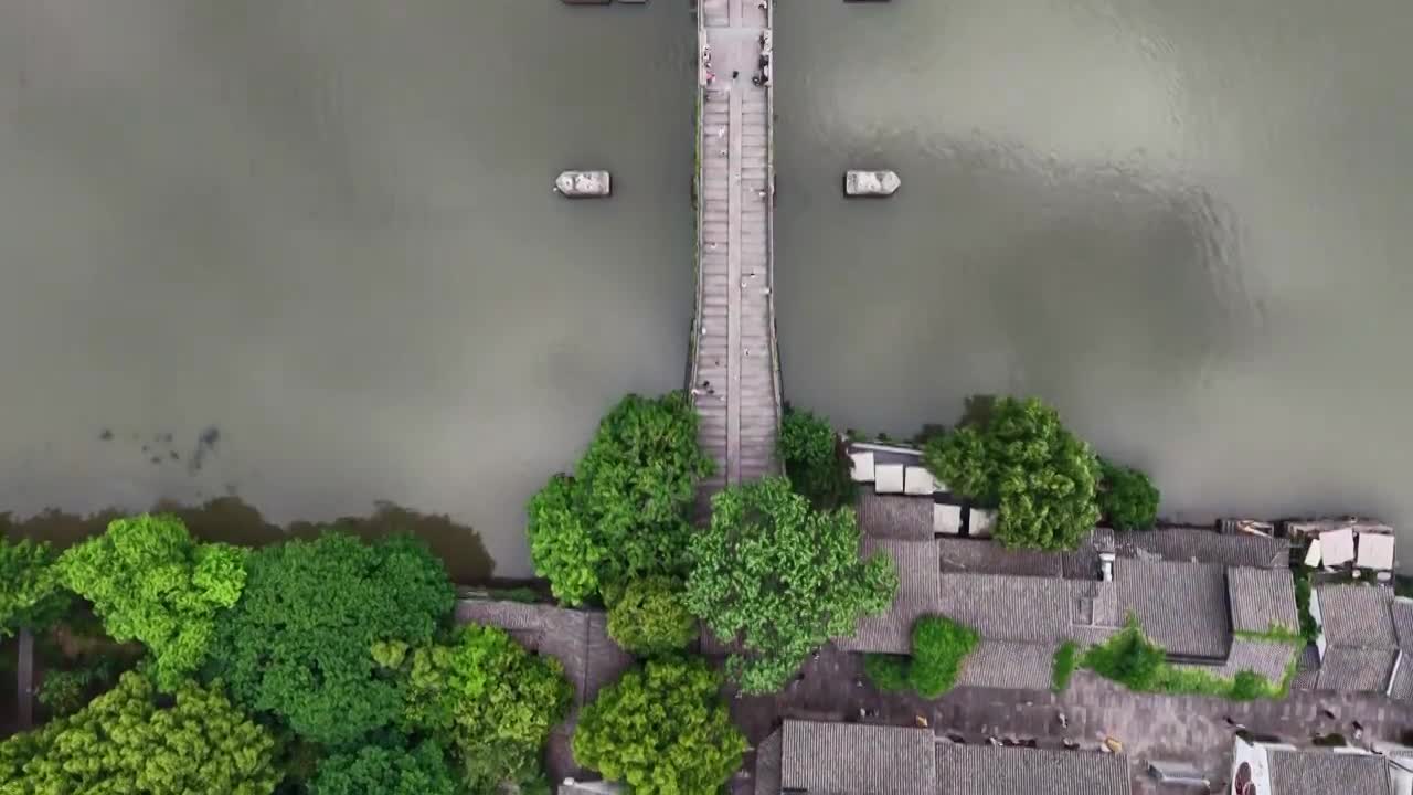航拍浙江杭州京杭大运河拱宸桥及桥西历史文化街区视频素材画面1