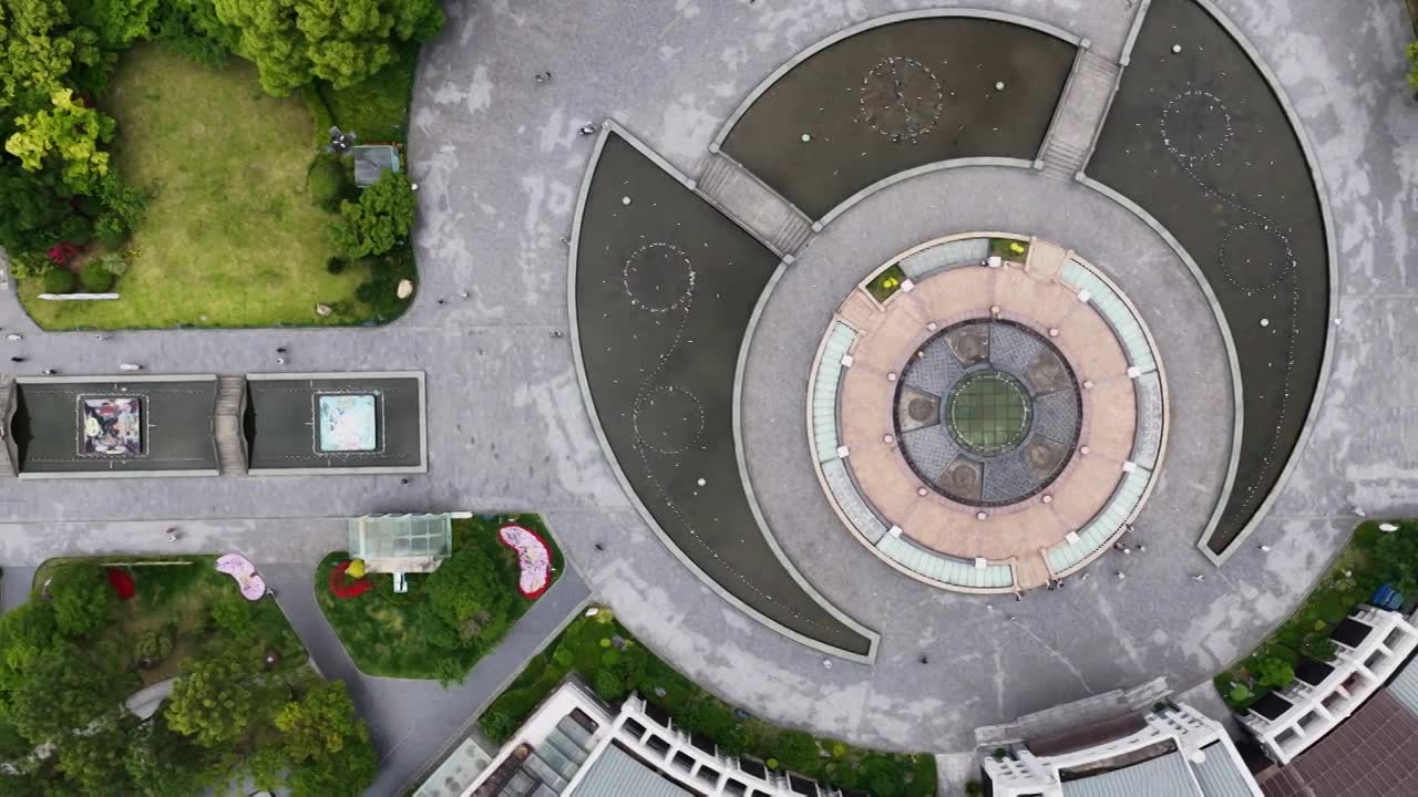 航拍浙江杭州京杭大运河拱宸桥及桥西历史文化街区视频素材画面1