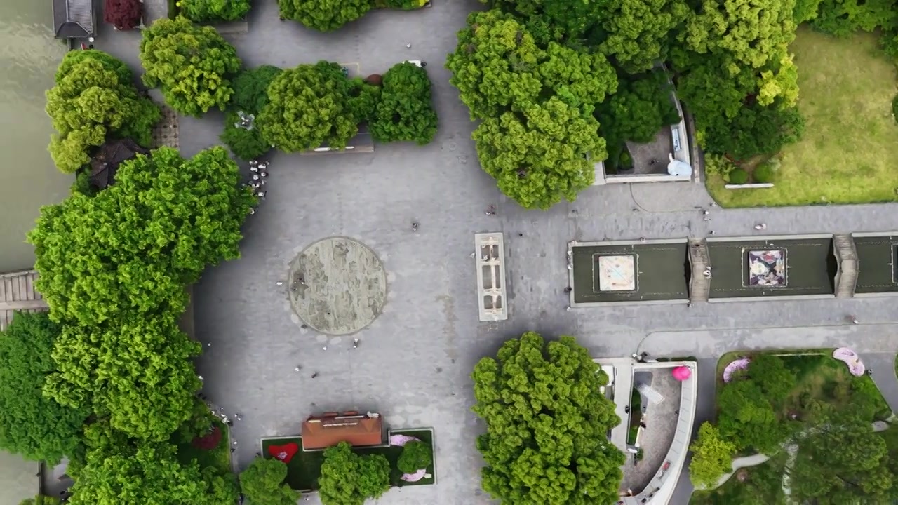 航拍浙江杭州京杭大运河拱宸桥及桥西历史文化街区视频素材画面4