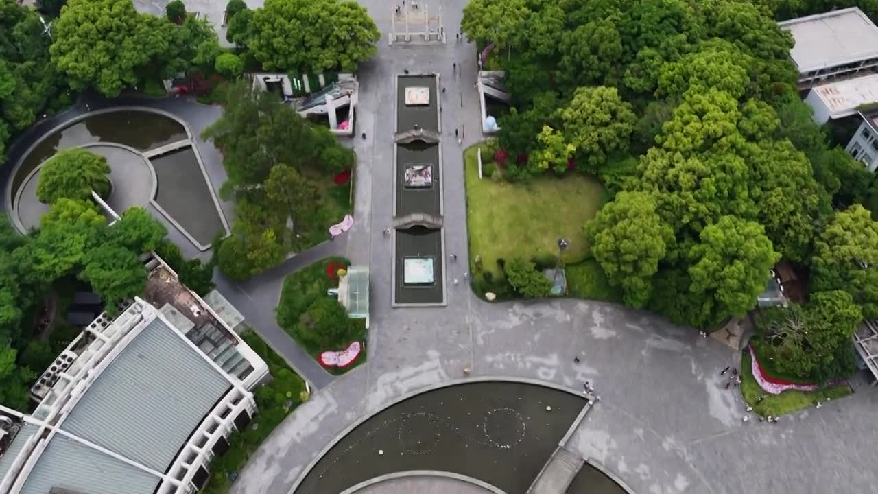 航拍浙江杭州京杭大运河拱宸桥及桥西历史文化街区视频素材画面1