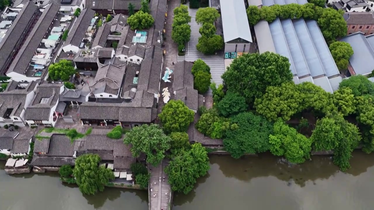 航拍浙江杭州京杭大运河拱宸桥及桥西历史文化街区视频素材画面4