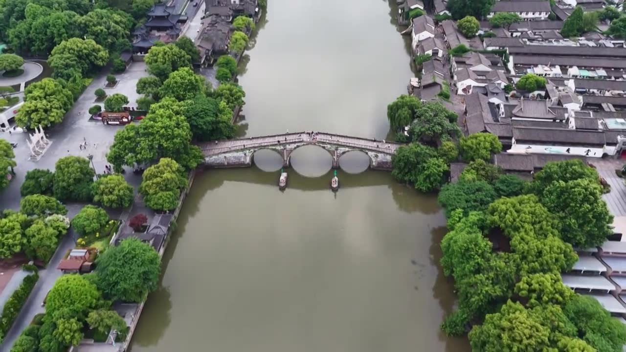 航拍浙江杭州京杭大运河拱宸桥及桥西历史文化街区视频素材画面1
