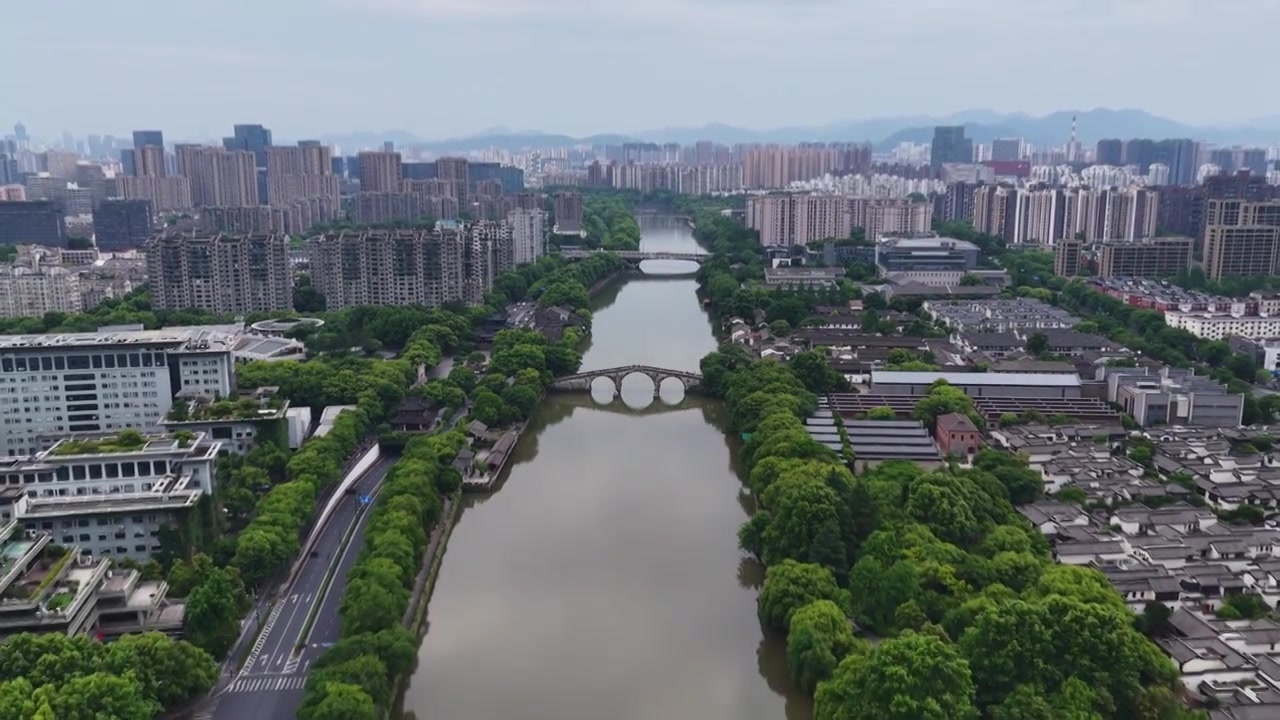 航拍浙江杭州京杭大运河拱宸桥及桥西历史文化街区视频素材画面3