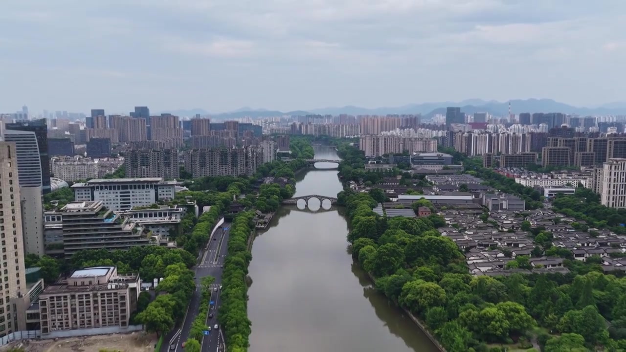 航拍浙江杭州京杭大运河拱宸桥及桥西历史文化街区视频素材画面4