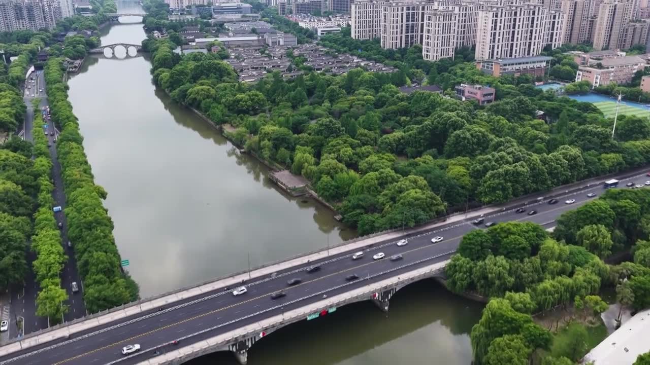 航拍浙江杭州京杭大运河拱宸桥及桥西历史文化街区视频素材画面1