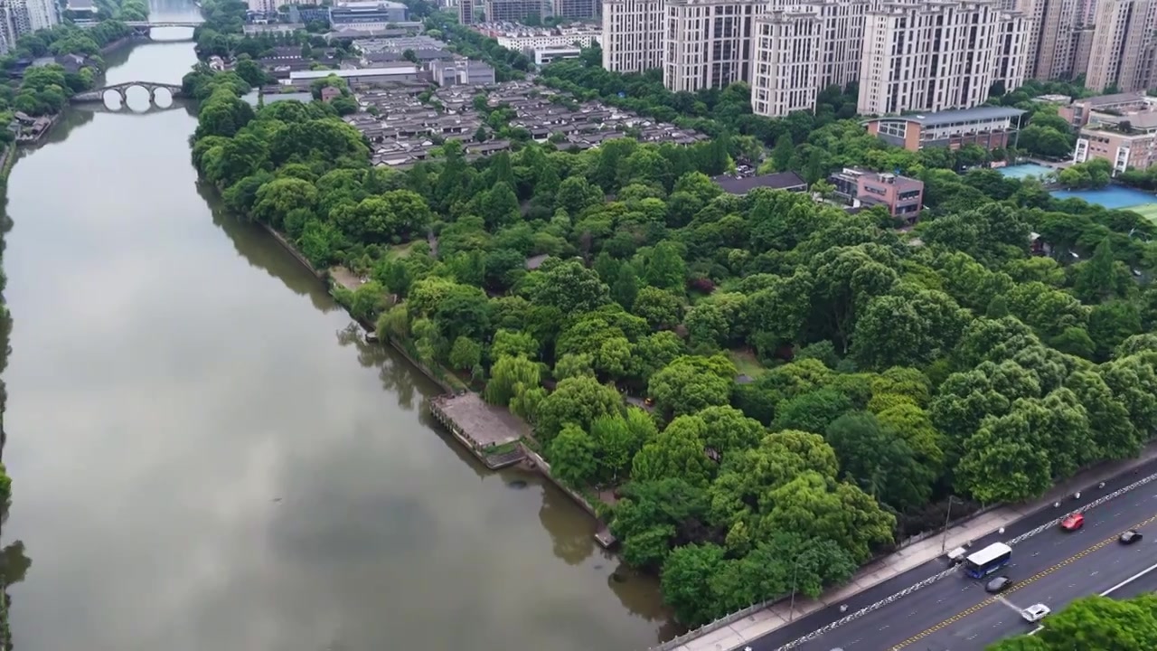 航拍浙江杭州京杭大运河拱宸桥及桥西历史文化街区视频素材画面3
