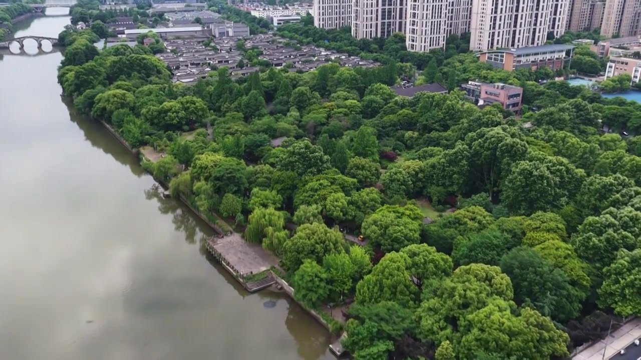 航拍浙江杭州京杭大运河拱宸桥及桥西历史文化街区视频素材画面4