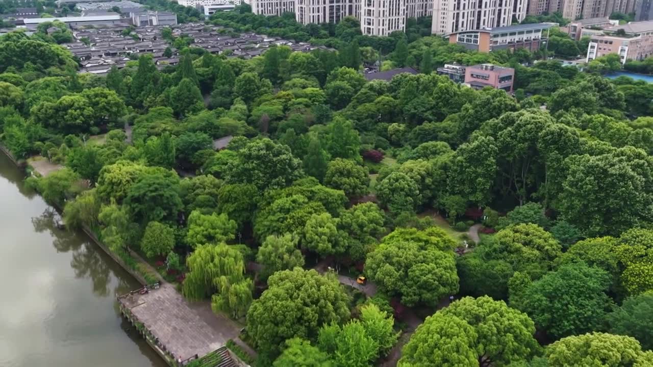 航拍浙江杭州京杭大运河拱宸桥及桥西历史文化街区视频素材画面1