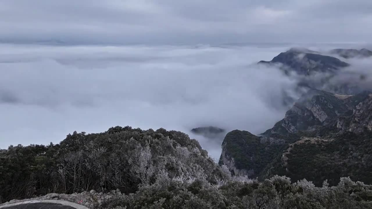 云雾云海山路行驶的汽车视频素材画面1