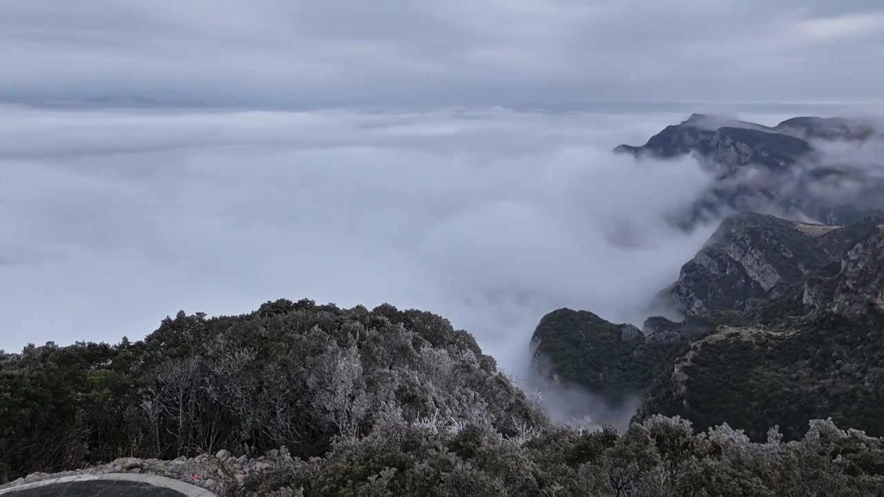云雾云海山路行驶的汽车视频素材画面3