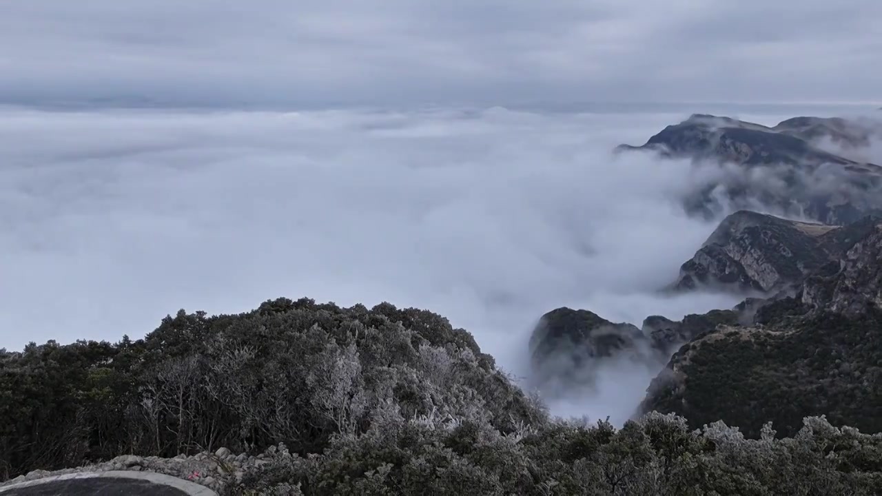 云雾云海山路行驶的汽车视频素材画面4