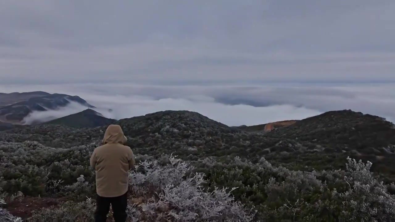 冬季雪霜山顶观云海的人视频素材画面4