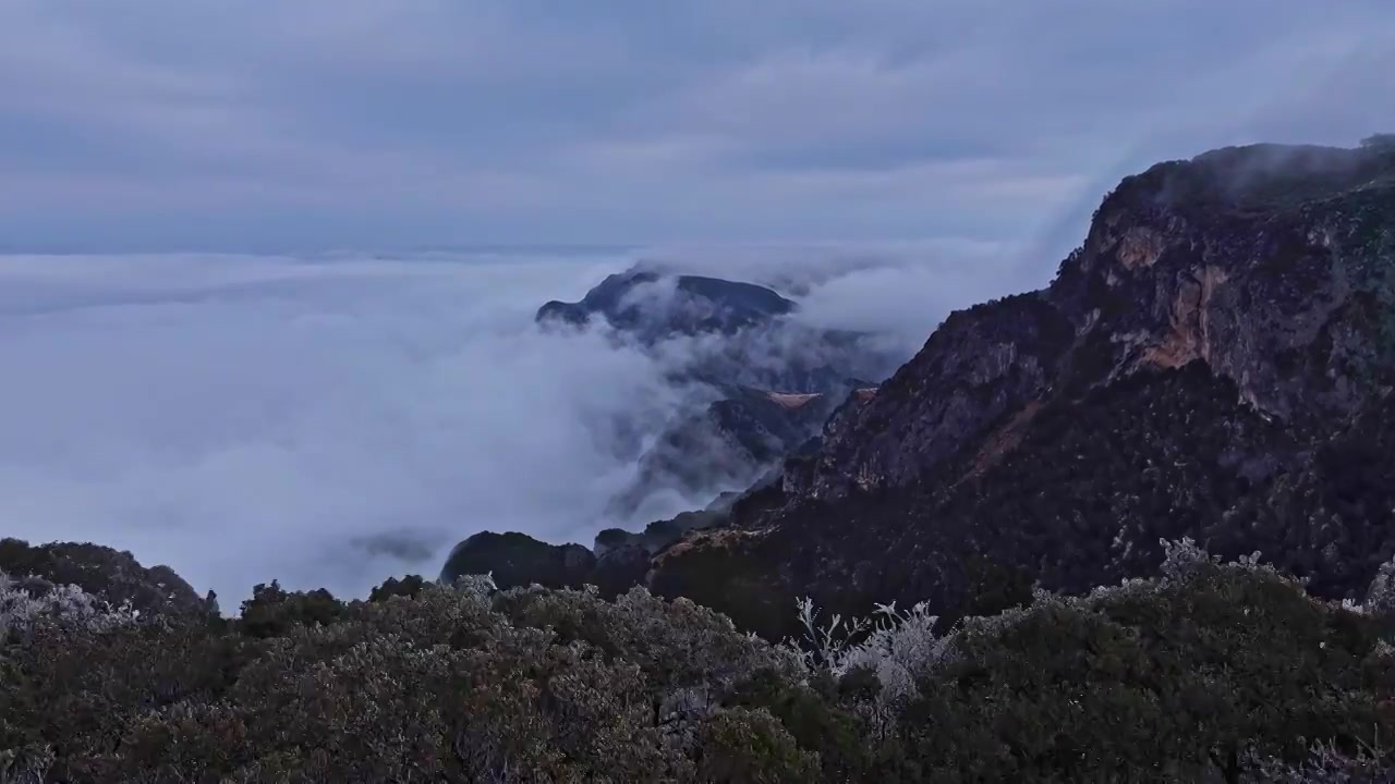 山间云雾缭绕公路景观视频素材画面3