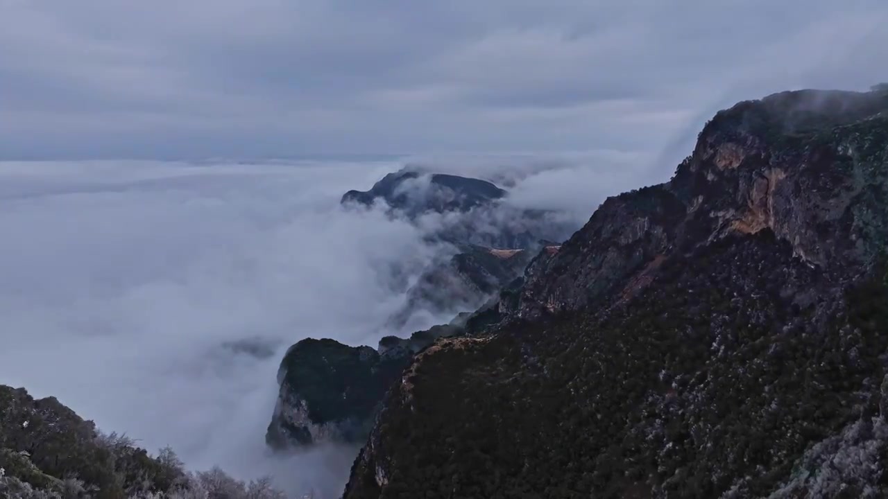 山间云雾缭绕公路景观视频素材画面4