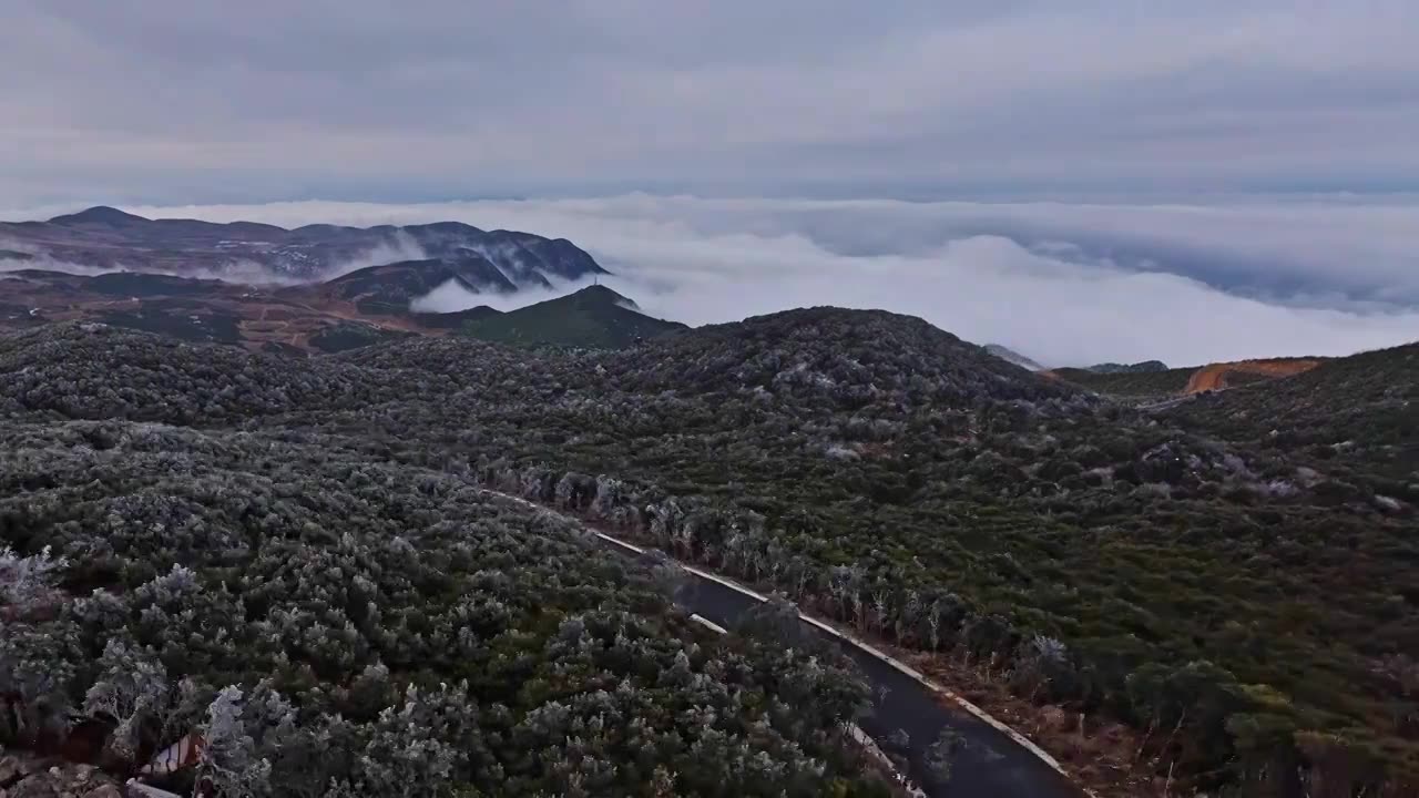 山间云雾缭绕公路景观视频素材画面1