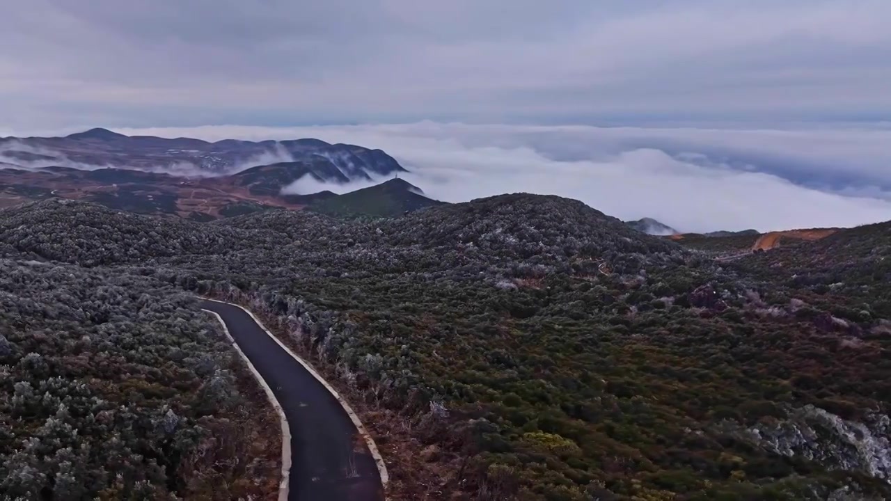 山间云雾缭绕公路景观视频素材画面3