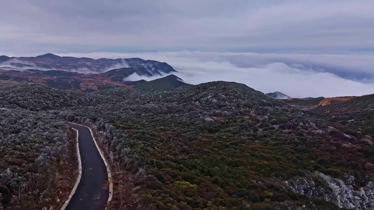 山间云雾缭绕公路景观视频素材画面4