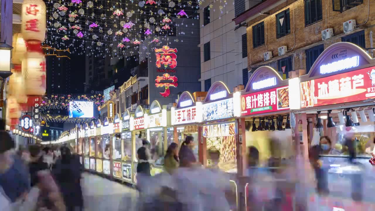 广西南宁中山路步行街美食街骑楼老街视频素材画面1