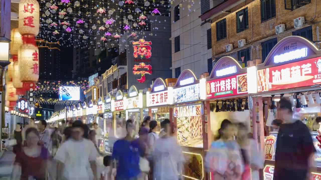 广西南宁中山路步行街美食街骑楼老街视频素材画面4