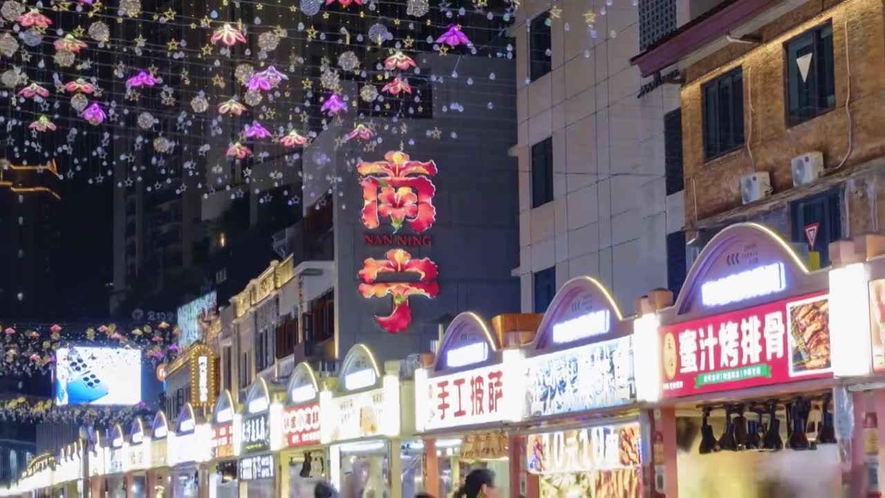 广西南宁中山路步行街美食街骑楼老街视频素材画面1