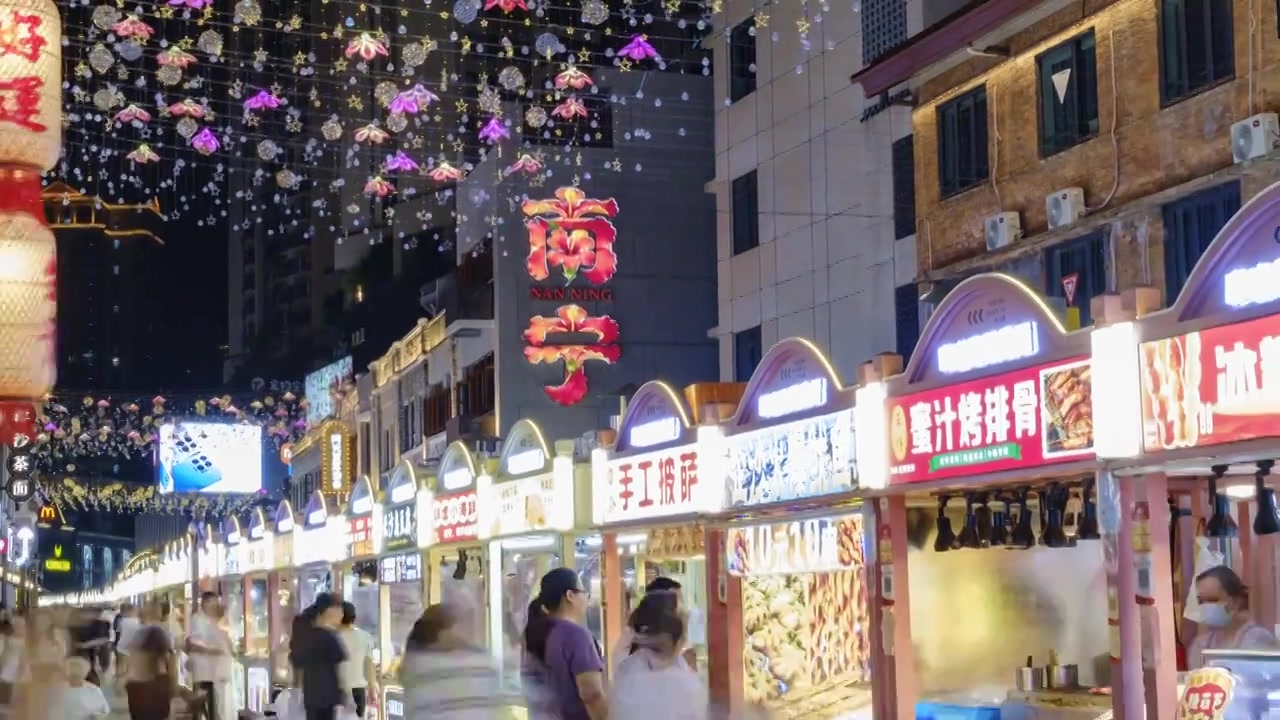 广西南宁中山路步行街美食街骑楼老街视频素材画面3