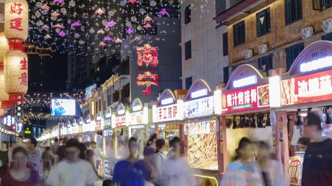广西南宁中山路步行街美食街骑楼老街视频素材画面4