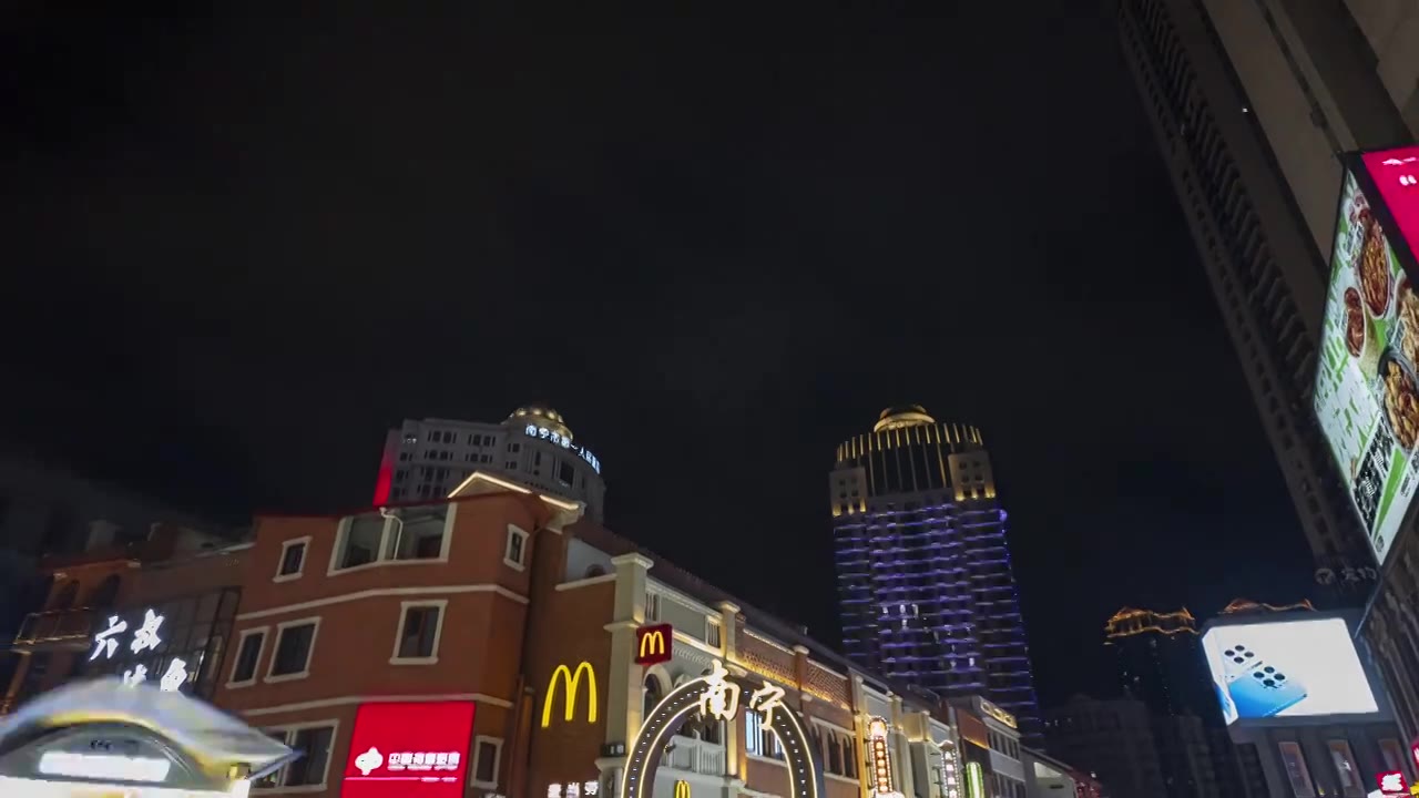 广西南宁中山路步行街美食街骑楼老街视频素材画面1