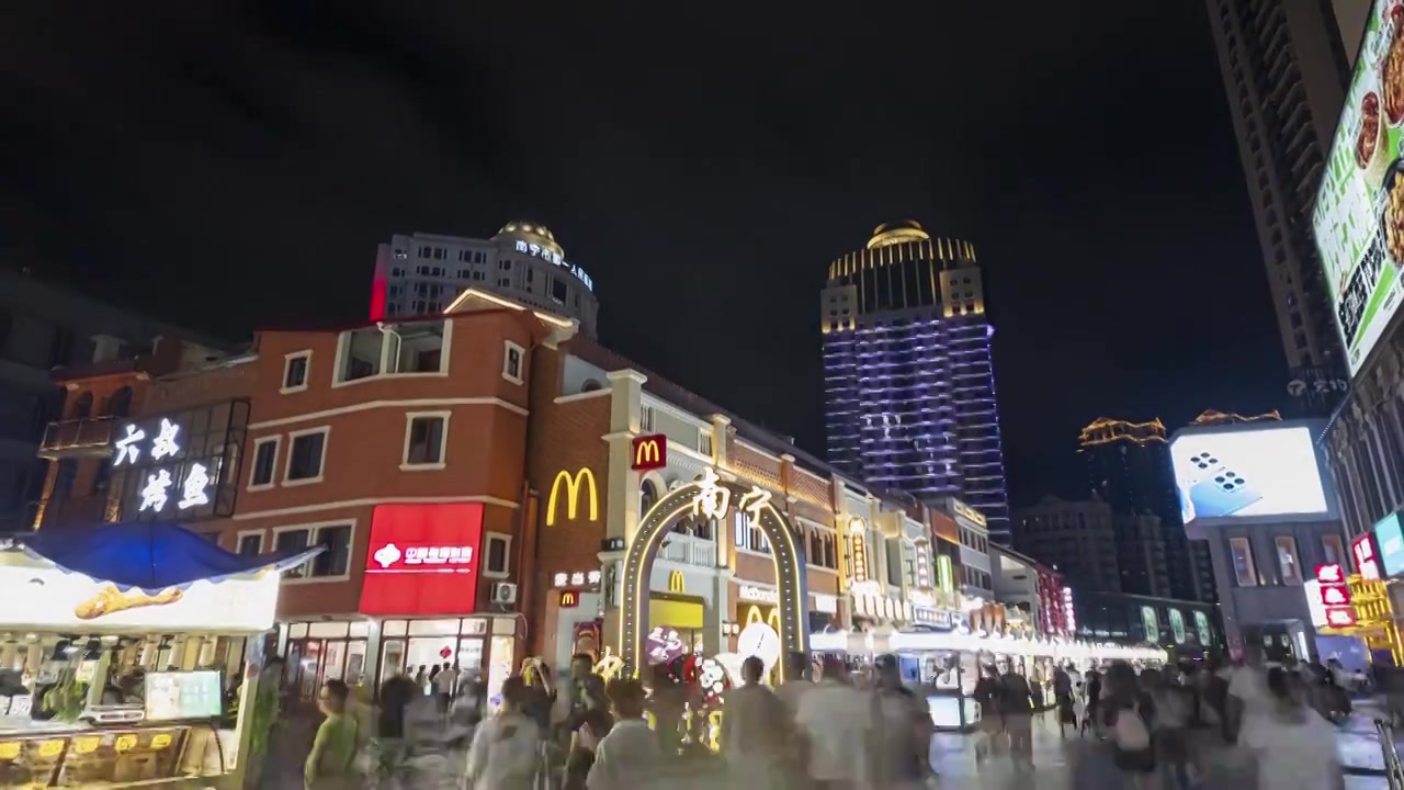 广西南宁中山路步行街美食街骑楼老街视频素材画面3