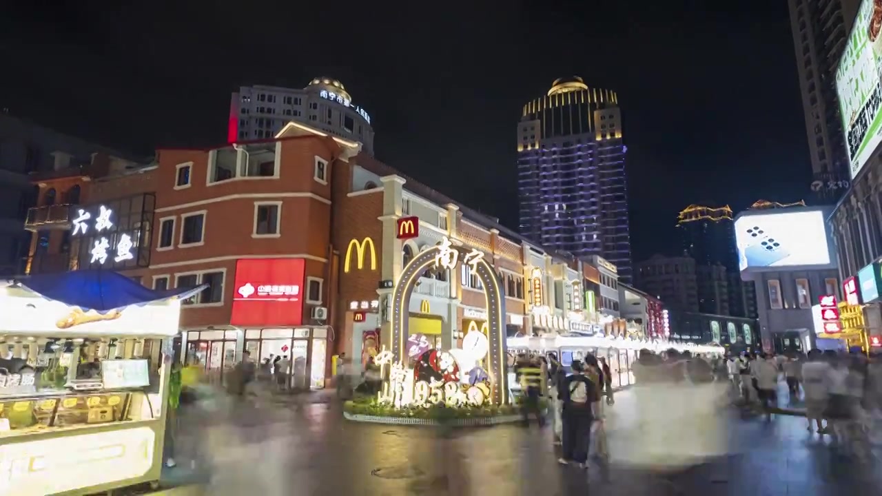 广西南宁中山路步行街美食街骑楼老街视频素材画面4