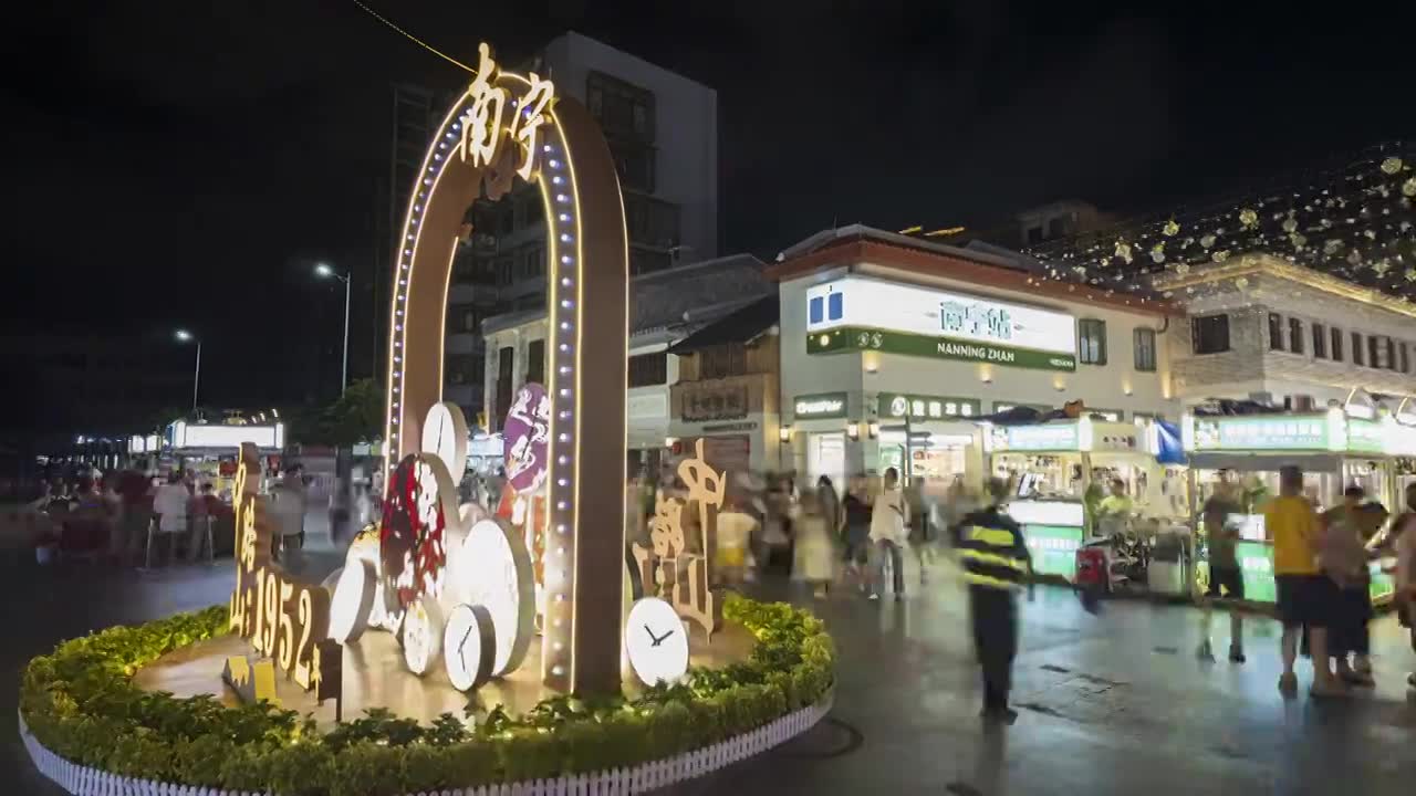 广西南宁中山路步行街美食街骑楼老街视频素材画面1