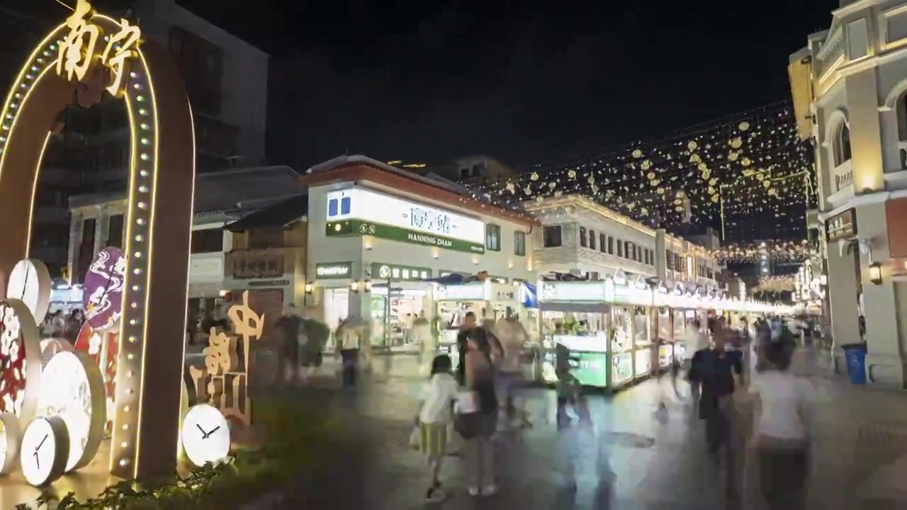 广西南宁中山路步行街美食街骑楼老街视频素材画面3