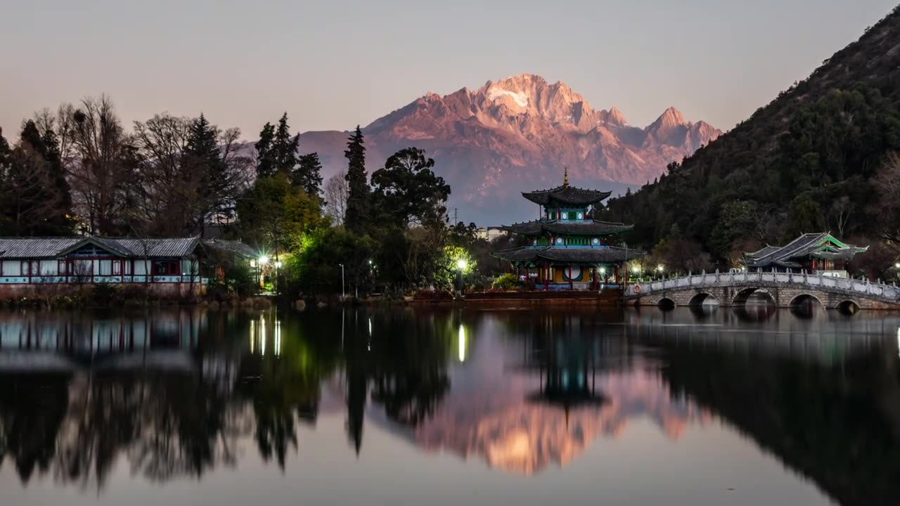 玉龙雪山日照金山日出延时视频素材画面1