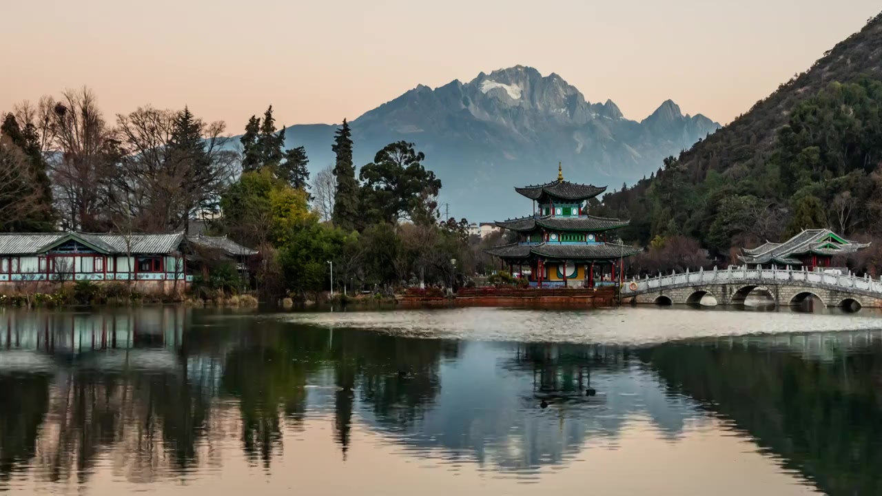 玉龙雪山日照金山日出延时视频素材画面3