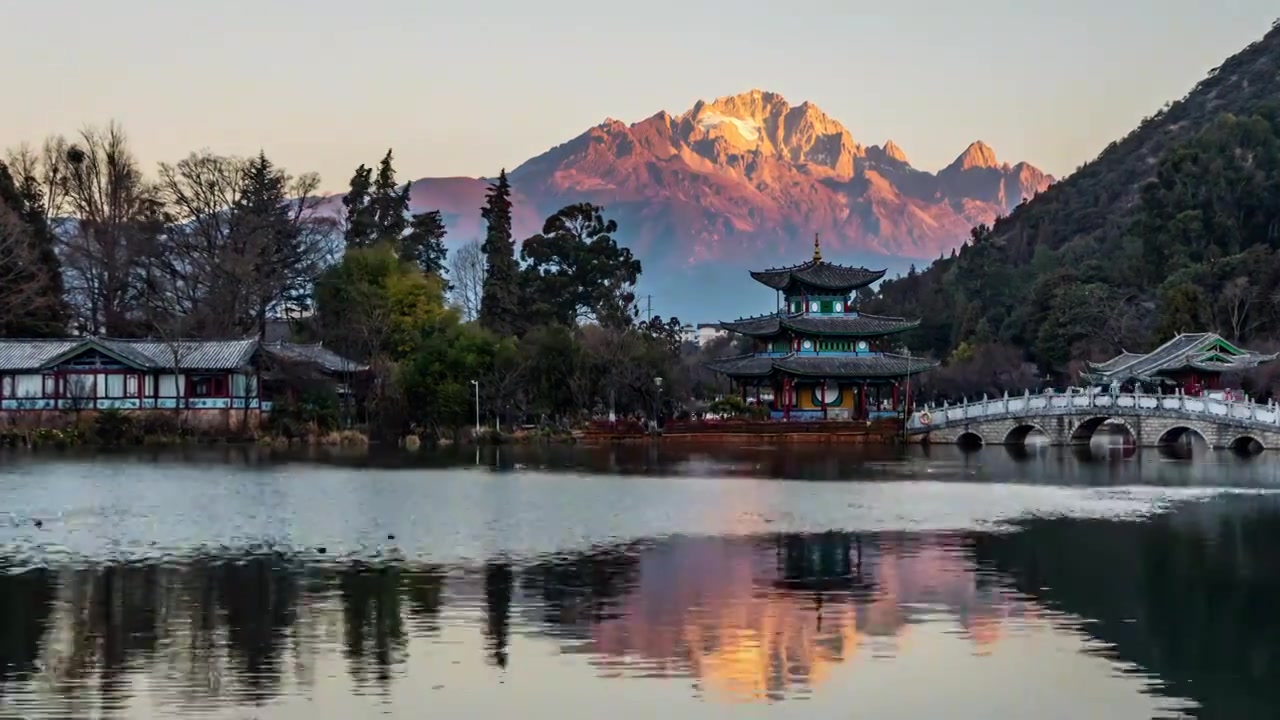 玉龙雪山日照金山日出延时视频素材画面4