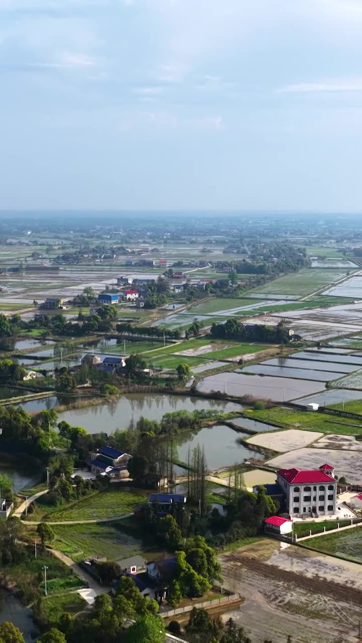 航拍湖南益阳来仪湖国家湿地公园及田野视频素材画面1