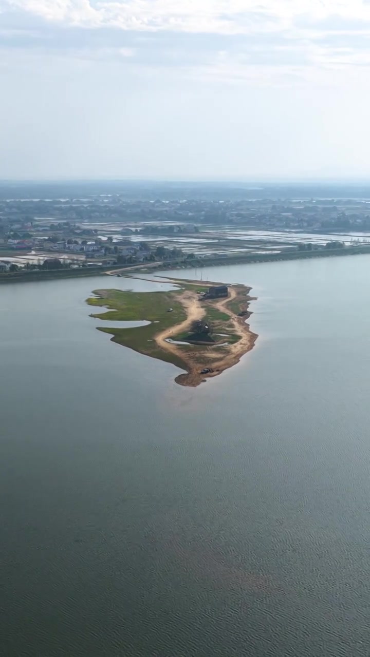 航拍湖南益阳来仪湖国家湿地公园及田野视频素材画面1