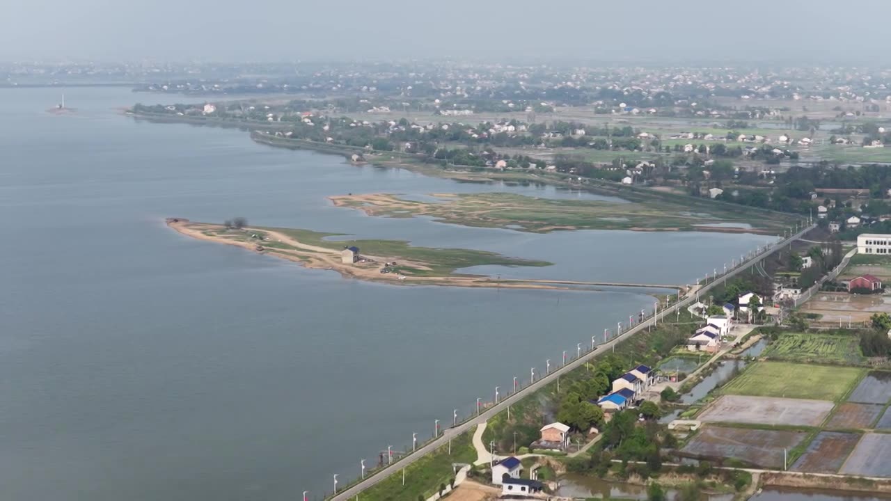 航拍湖南益阳来仪湖国家湿地公园及田野视频素材画面1
