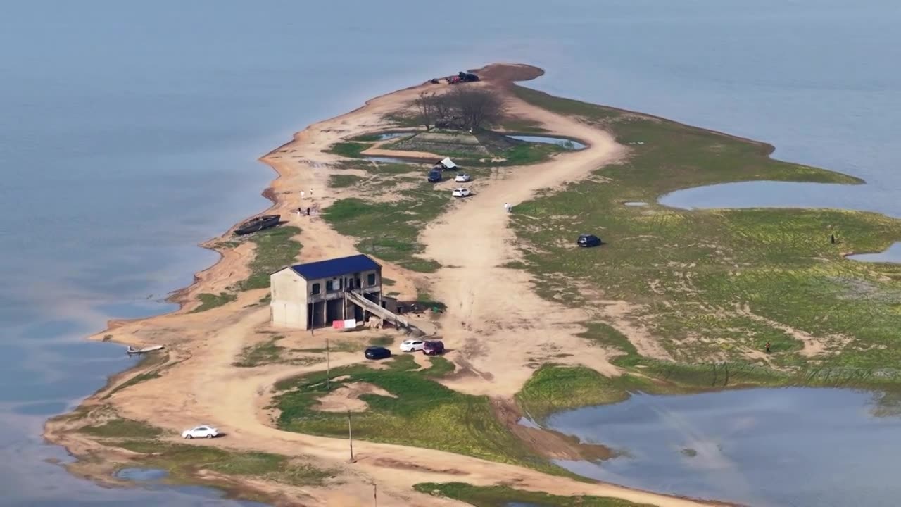航拍湖南益阳来仪湖国家湿地公园及田野视频素材画面1
