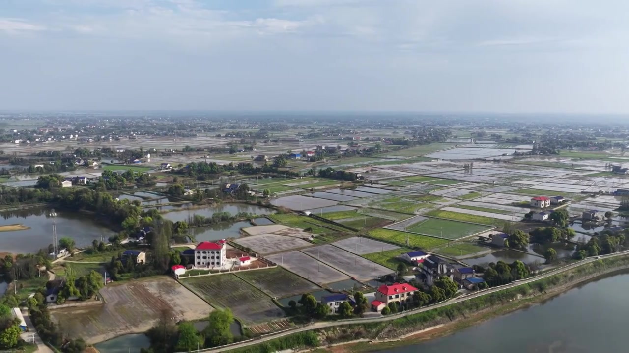 航拍湖南益阳来仪湖国家湿地公园及田野视频素材画面3