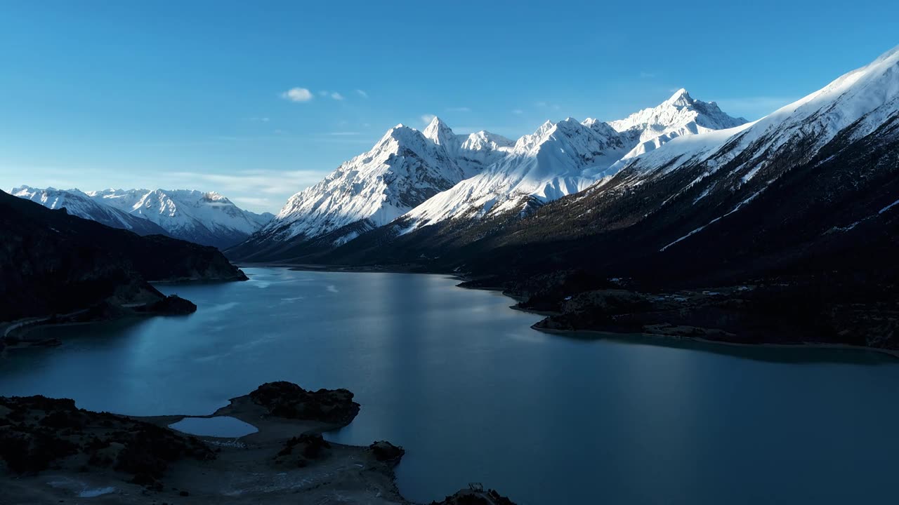 西藏然乌湖日出延时视频素材画面1