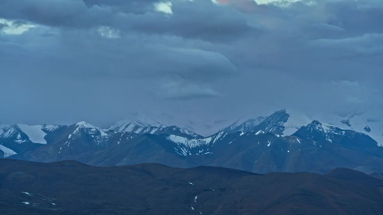 西藏珠穆朗玛峰下雪下雨日出火烧云延时8k视频素材画面1
