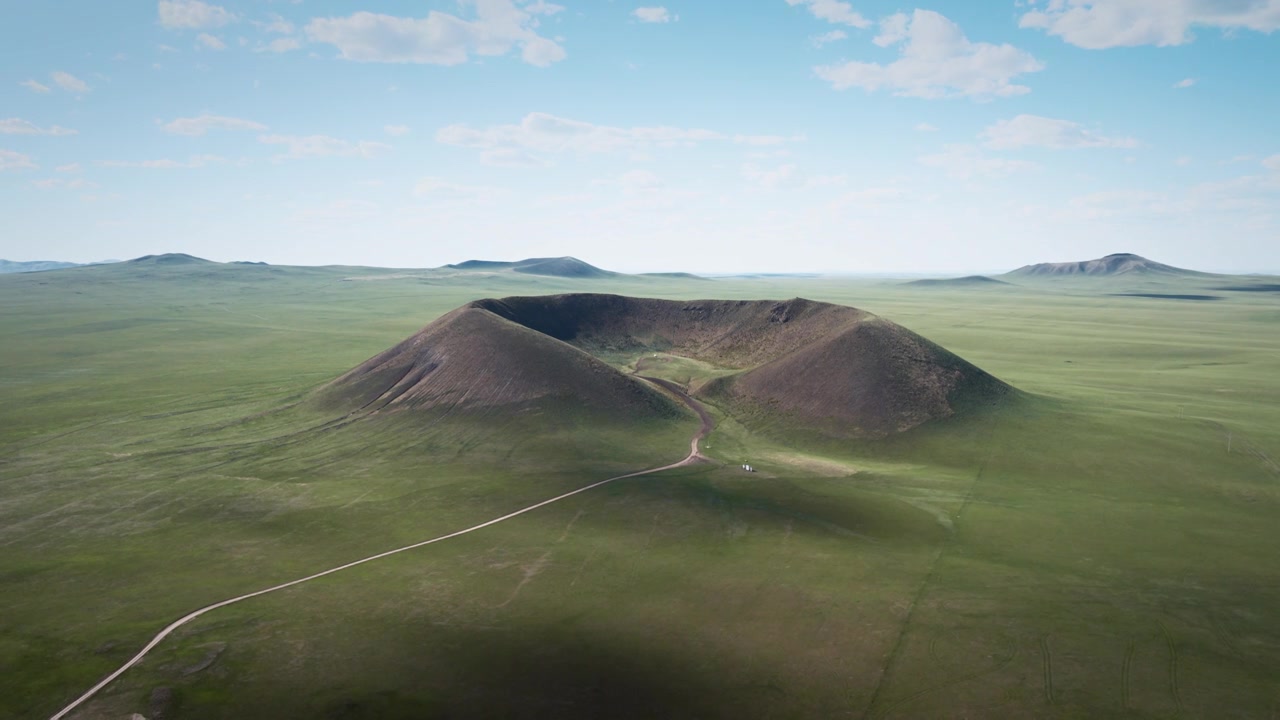 航拍锡林浩特马蹄口火山，草原巨型火山锥与环形火山口、蜿蜒土路的地质全景风光视频素材画面1