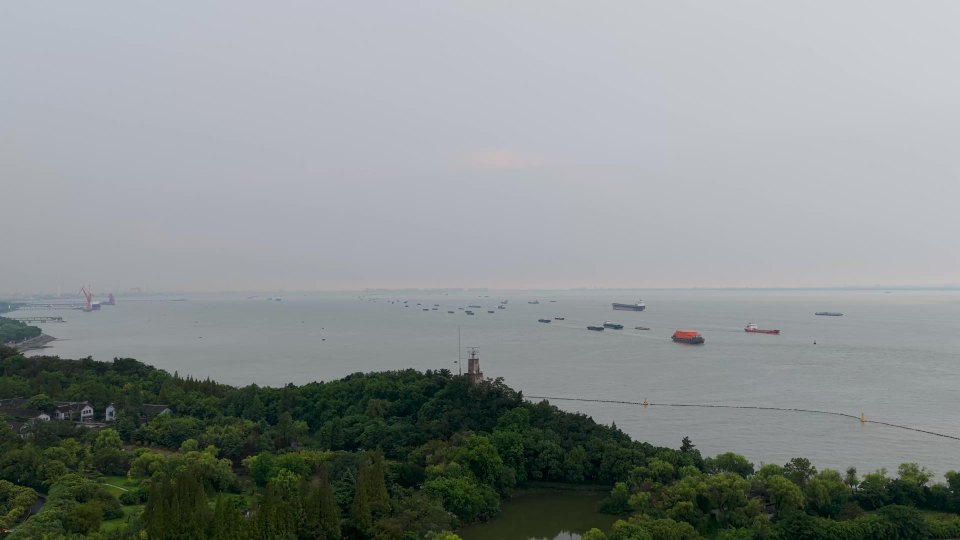 山水间的古建群景视频素材画面1