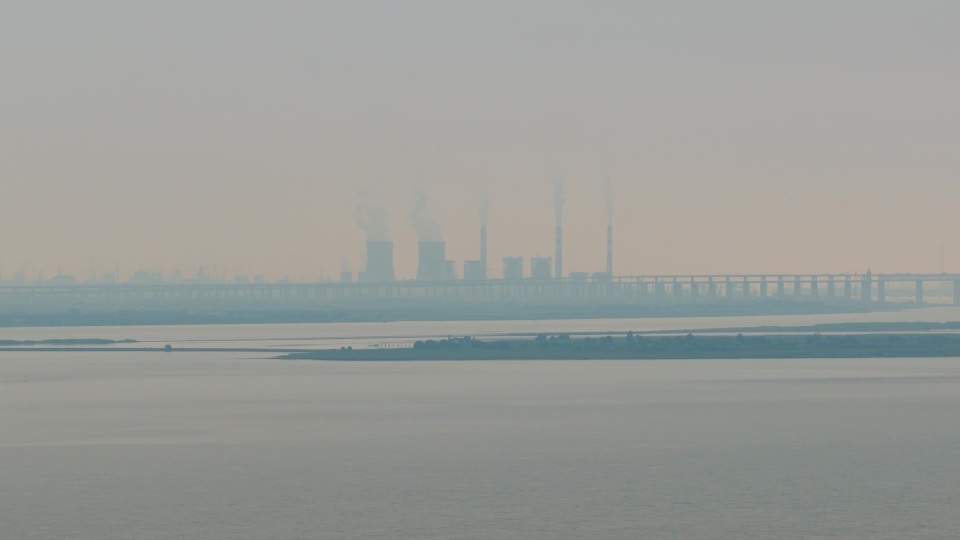 山水间的古建群景视频素材画面2