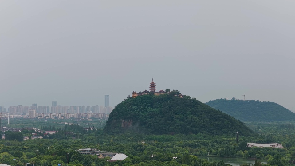 山水间的古建群景视频素材画面3