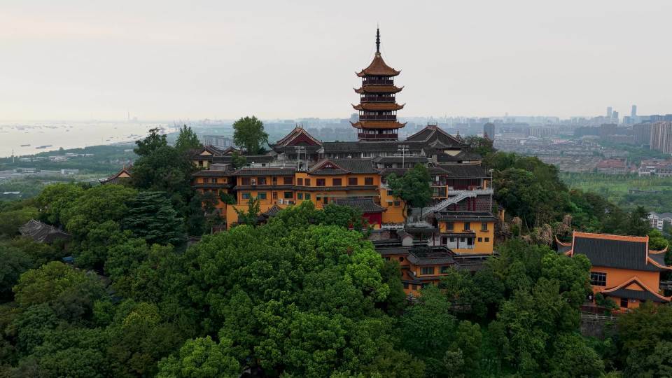 航拍山林古寺全景视频素材画面1