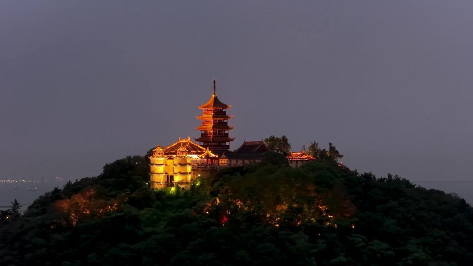 古寺夜景灯光秀视频素材画面1