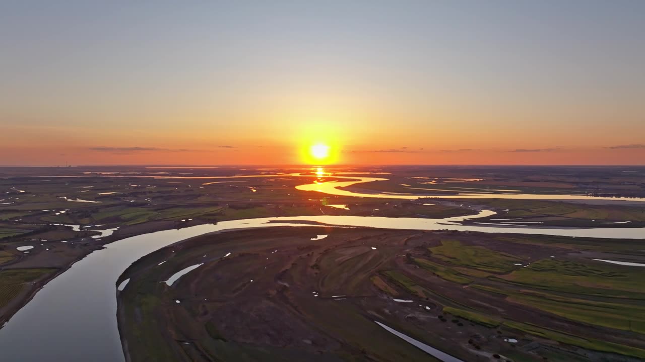 河流日出日落航拍视频素材画面1