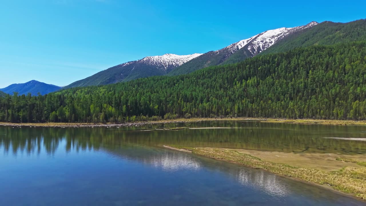 阿勒泰喀纳斯雪山草原森林河流航拍自然风光视频素材画面1